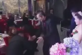 婚宴上新娘叫爸 公公激动回叫妈视频封面