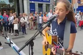 小姐姐街头吉他弹唱 一开口就让路人围观静听！视频封面
