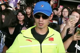 马龙张继科遭围堵 直播称腰伤不严重脚被粉丝踩伤了图片