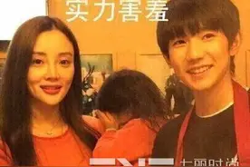 贾乃亮晒甜馨侧颜 看TFBOYS演唱会秒变王源迷妹图片