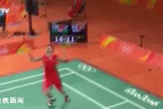 关注就是这么神！林丹又在比赛中跑到场边换球拍图片