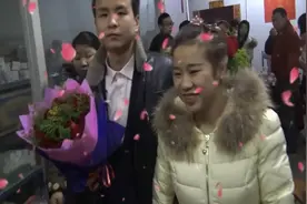 结婚当天，为什么是新郎拿着手捧花，看完视频你就会明白视频封面