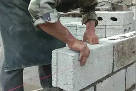 这个农民师傅，砌空心砖的技术，一看就知道最少10年了视频封面