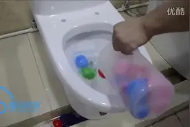 这个马桶冲水实验 让我见识了虹吸式马桶的强大视频封面
