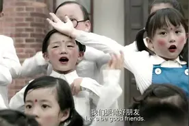 小男孩憋不住尿裤子后一脸爽的表情，旁边的小姑娘却一脸嫌弃！视频封面