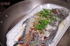 “清蒸鱼”蒸前淋酱油还是蒸后淋？很多人弄反了，所以鱼不鲜视频封面