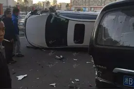 三辆汽车亲密接触，又是电动车惹的惹？图片