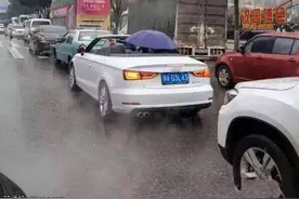 土豪的世界你不懂，这是敞篷车，下雨也要开图片