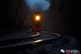 追火车的人图片