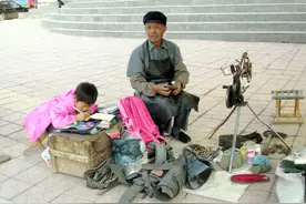 在爷爷的工具箱上写作业的小姑娘图片