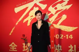 电影《奔爱》首映礼，主创人手一捧roseonly诠释勇敢真爱图片