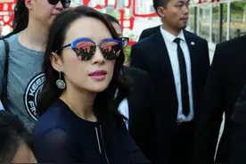 强势回归！ 章子怡产后复出墨镜遮面气场不减图片