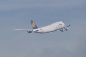 a380和747-8i依次起飞，这两个四发客机谁的姿态更美?图片
