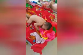 小朋友，在这么多人面前裸着好吗？你爸妈知道吗？图片