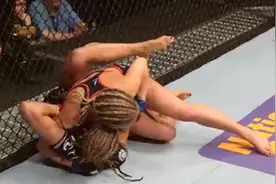 UFC无限制格斗赛女选手片段，看着都疼！图片