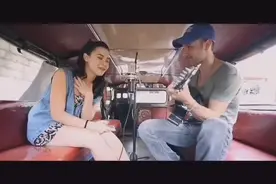 欧美小哥为女朋友深情弹唱，眼睛对视甜死人，合唱部分超有感染力图片