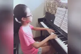 可爱小女孩钢琴演奏：新曲《石楠玫瑰》图片