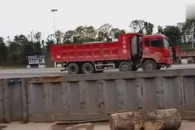 过磅让人推一推，是不是就要轻一点？图片