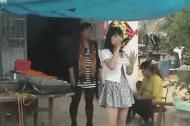 婚礼现场农村姑娘献唱，歌声演绎人美歌美，听醉了图片