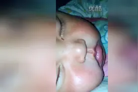 为何母亲喜欢拍孩子睡觉？这样睡觉还嘟嘴吸奶的表情谁见过？视频封面
