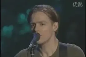 当你深深爱上某人，你一定要听这首歌曲图片
