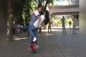 俊男美女秀花样独轮车绝技 市民大呼开眼界.图片