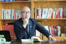 驾校教练如此这般赞美漂亮女学员，会被误解吗？图片