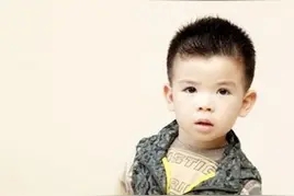 刘涛、王珂带她的宝贝儿子来啦，这可爱劲拦都拦不住~~图片
