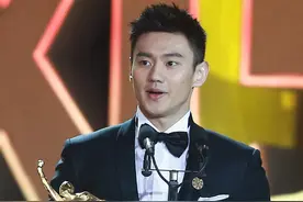 宁泽涛帅酷打扮亮相颁奖礼 小西装+花仔裤简直潮爆了图片