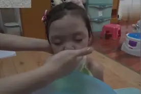 妈妈给3岁的女儿洗脸，她却说快要淹死了，逗趣模样实在招人怜爱图片