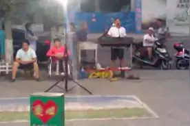 盲人高歌《为了谁》一个人唱男女二重唱，感动路人图片