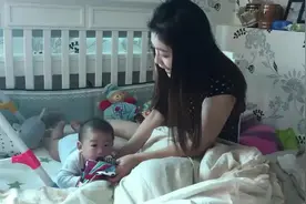 妈妈陪宝宝玩耍 后面让爸妈都有些不知所措图片