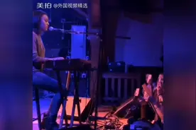 欧美翻唱达人和粉丝一起合唱，氛围真的太棒！女神声音太迷人了图片