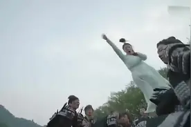 将军溺水了，美女抢着人工呼吸，不料将军一巴掌过去，美女飞了视频封面