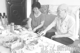 郭怀念施“巧手”废扑克大“变身”图片