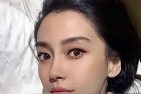 性感！Angelababy穿浴袍自拍 大眼似芭比娃娃图片
