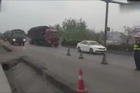 满满正能量 当过兵的交警向装甲车队敬礼致敬，让人感动视频封面