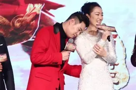 小沈阳当众滚地趴巩俐肩膀撒娇 郭富城夸巩俐是心中女神图片