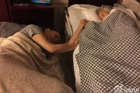 有一种爱，叫宋丹丹紧握妈妈的手！图片