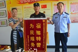 宿豫车主急办事忘关车窗，这两位巡特警队员这样做图片