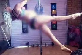 女子怀胎八月跳钢管舞 姿势标准图片