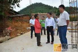 泸西县长莫伟到午街铺镇调研易地扶贫搬迁项目推进工作图片
