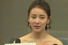 贾青把自己穿过的安全裤当礼物送给了导演 导演：什么情况视频封面