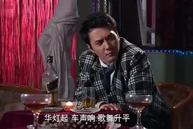 小女孩在找爸爸，不料爸爸就在舞台下喝酒，父女两却相互不认识视频封面