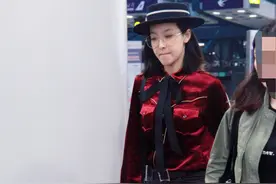 宋茜沉迷复古风，眼镜皮鞋天鹅绒衬衫不离身 像是在走秀图片