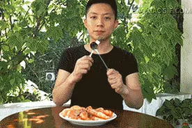爆笑GIF图第12500：剥虾不脏手的神技能，这个可以有图片