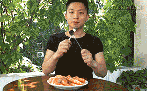 爆笑GIF图第12500：剥虾不脏手的神技能，这个可以有图片