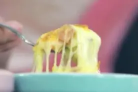 看烤熟的芝士土豆泥拉丝瞬间，好好吃的样子图片