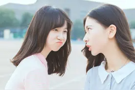 校园甜美姐妹花清新笑容养眼迷人图片