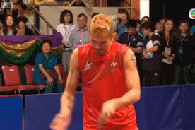 手机打乒乓,羽毛球拍照样能打乒乓,不是很懂这会玩的林丹!图片